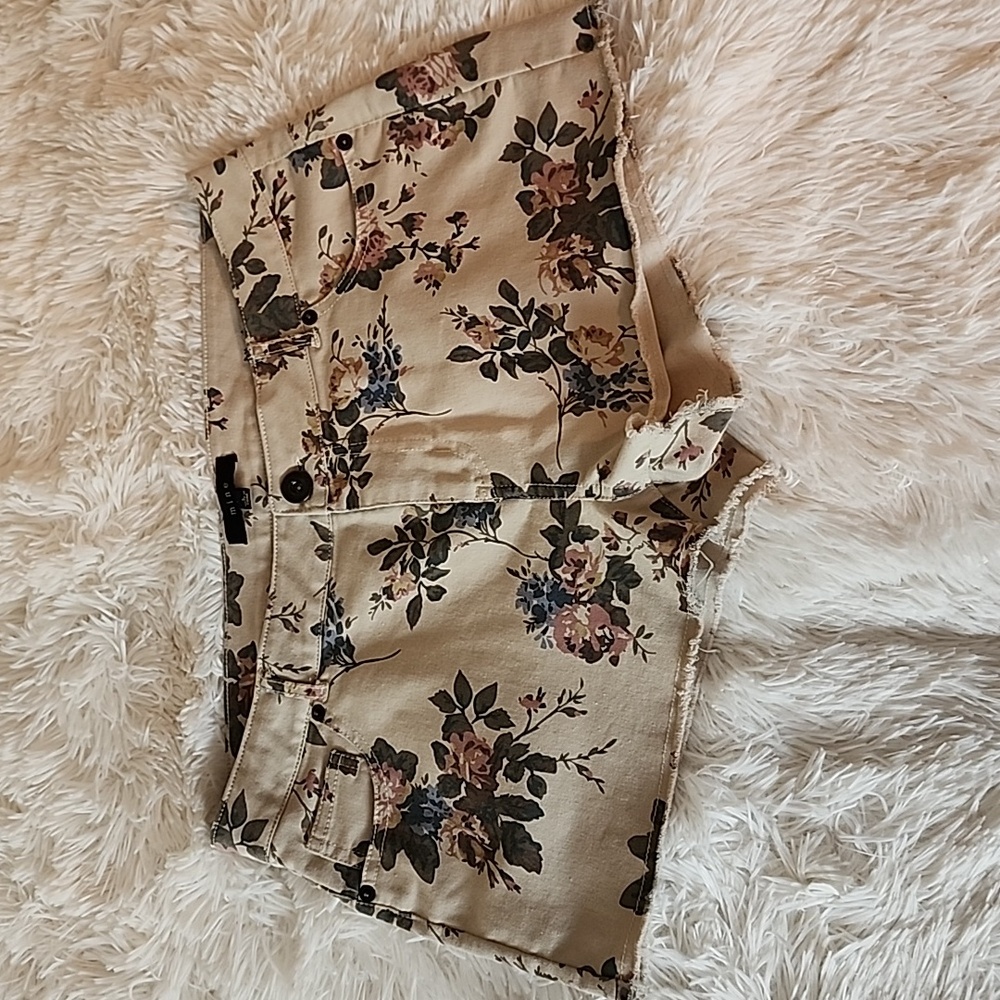 mine Floral Print Frayed Hem Shorts in Beige, Pink, Blue, Green